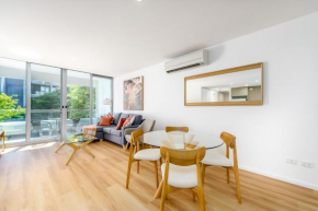 Elegant and Cosy Haven in Lively Kingston Foreshore